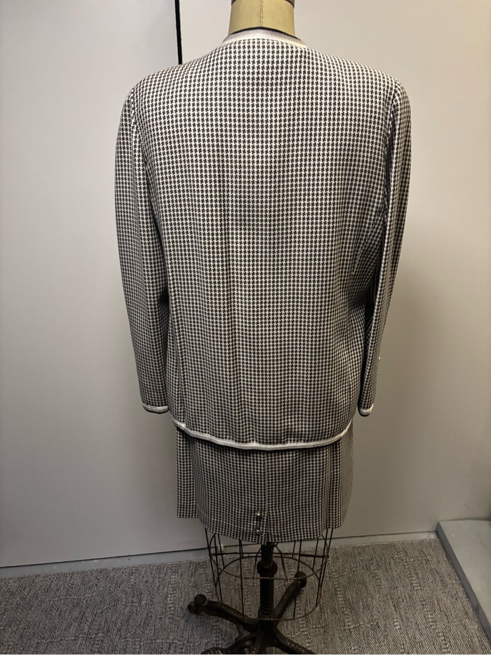 Classic Houndstooth Jacket - Women's Tailored Coat & matching skirt. - Picture 3 of 14